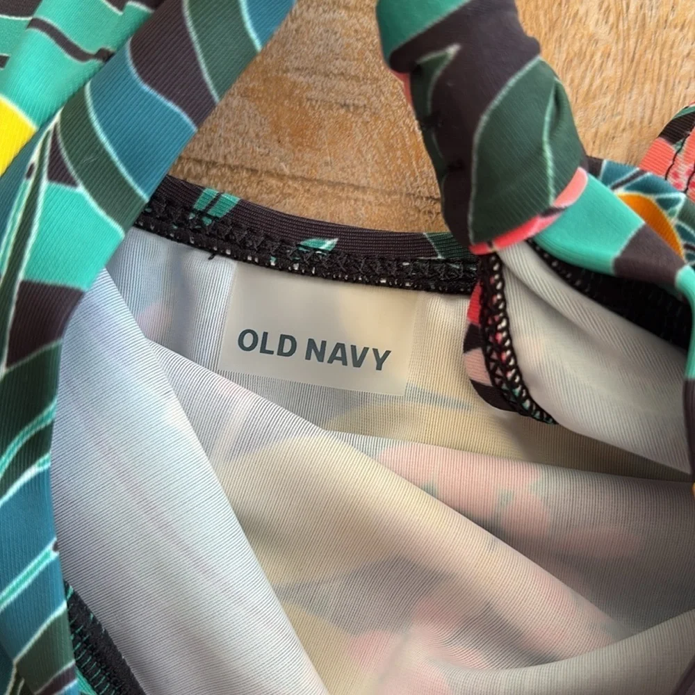 NWOT Old Navy Kids Floral Swimsuit 3t